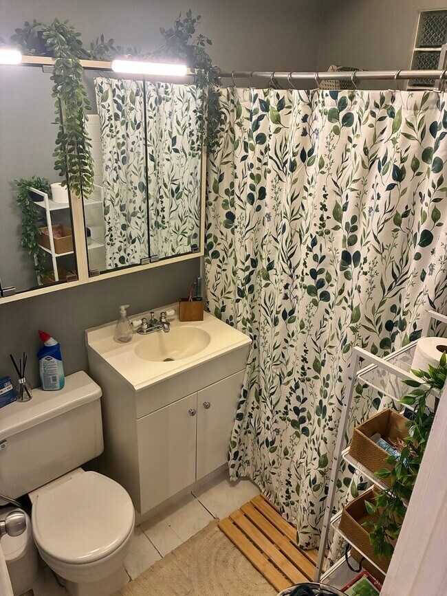 Building Photo - 902 W Grace St