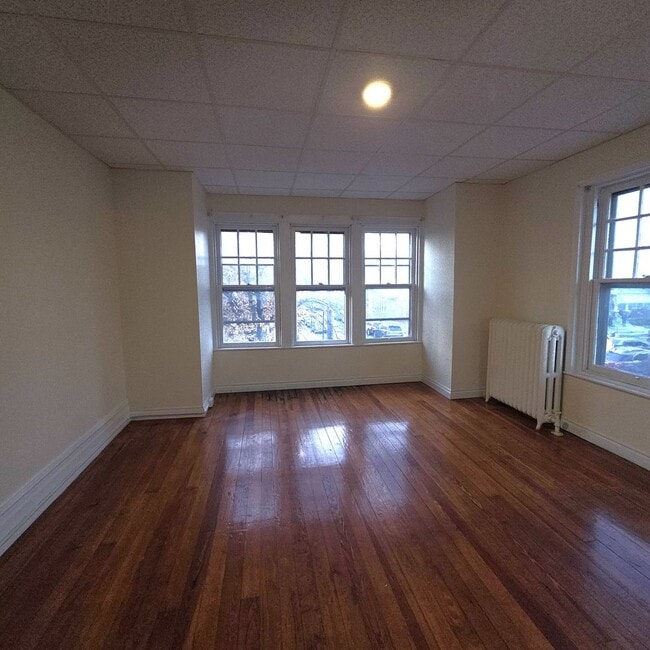 Building Photo - 3 bedroom with modern Kitchen