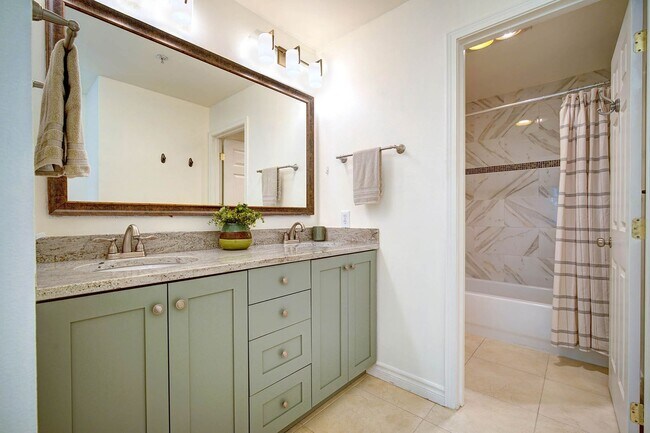 Building Photo - 3Bd/2Ba Issaquah Condo
