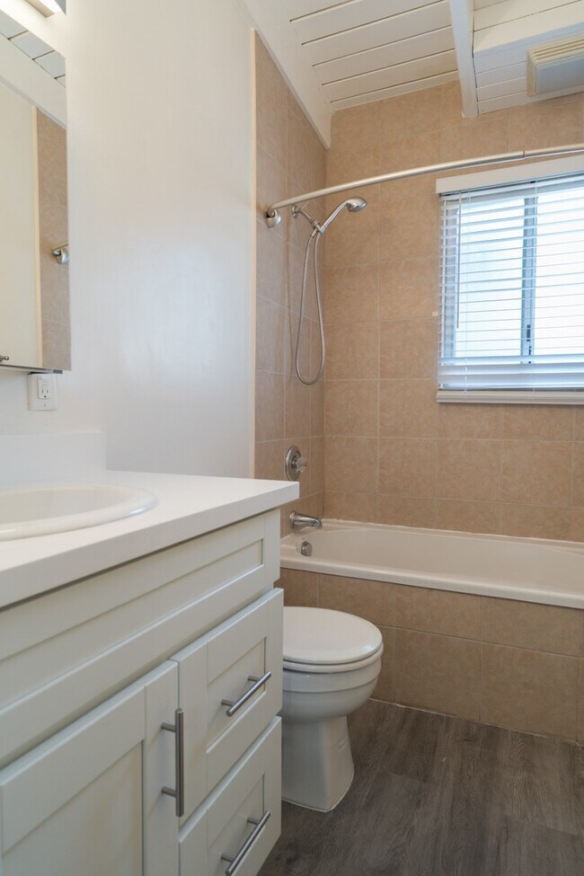 Building Photo - ~ Unique 1-Bedroom bungalow with private front and back patio ~ Great for Pets!!