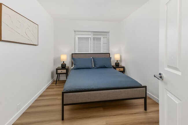 Building Photo - NEW Remodeled and furnished, 4 bed 3 bath available September 2026 to May 2027