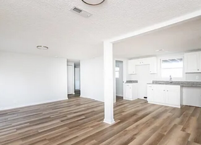 Building Photo - Huge Renovated Home in Rolling Hills!