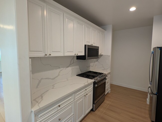 Building Photo - 1109 La Peer Dr