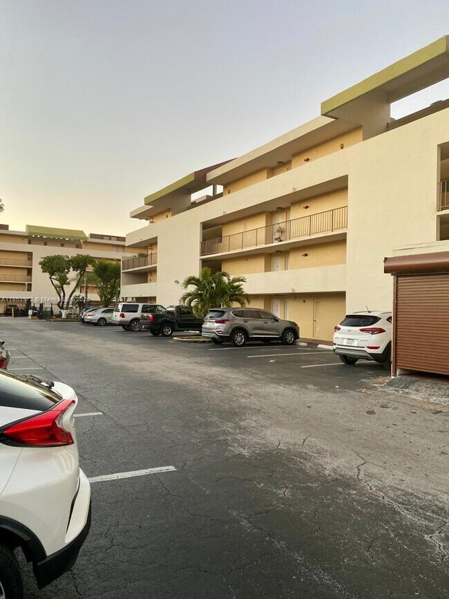 Building Photo - 8810 Fontainebleau Blvd