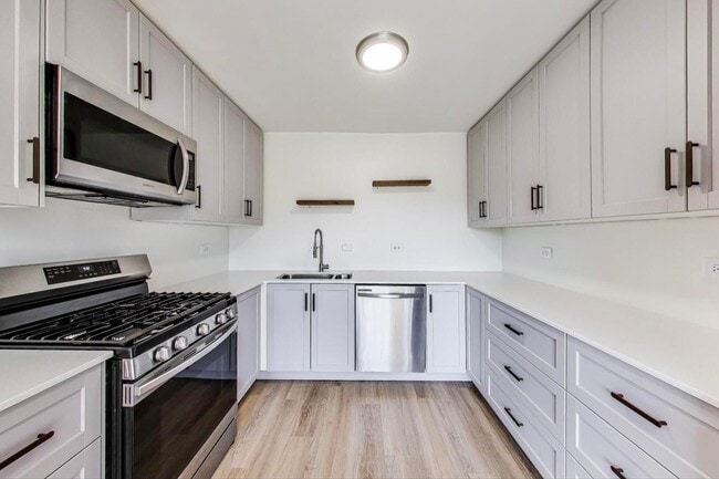 Building Photo - 600 S York St