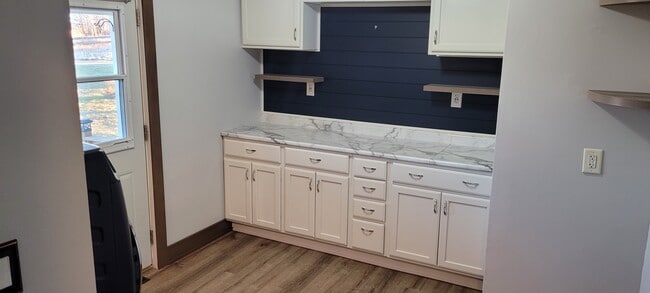 Building Photo - 9333 Skyline Dr