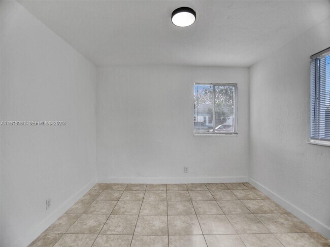 Building Photo - 708 N 20th Ave