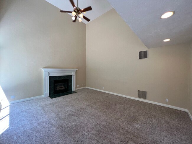 Building Photo - 3926 Shasta View St