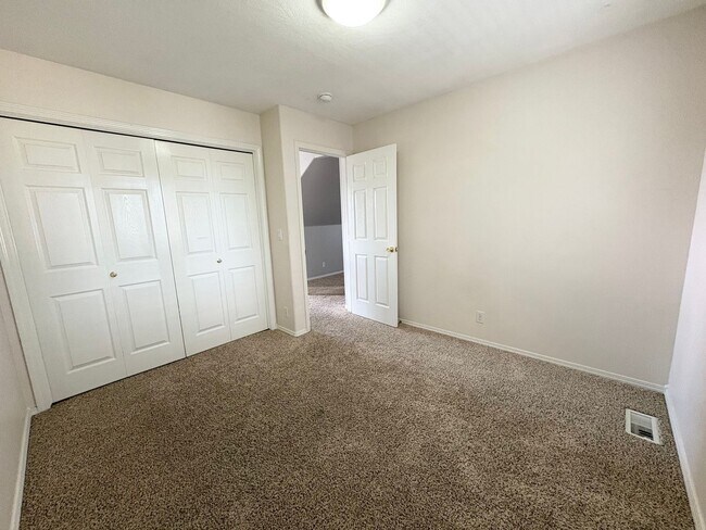 Building Photo - Beautiful 4-Bedroom Meridian Home with 4-Car Garage & Prime Location