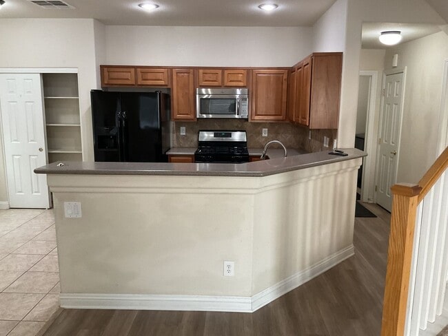 Building Photo - Beautiful 3-Bedroom Townhome in Gated Henderson Community!