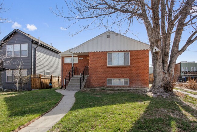 Building Photo - 2 Bedroom Townhome in Denver