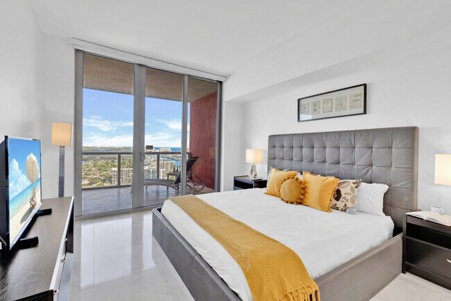 Building Photo - 2602 E Hallandale Beach Blvd