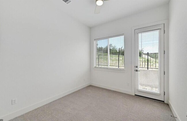 Building Photo - 2050 Lohmans Spur Rd