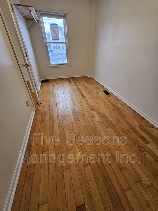 Building Photo - 432 Colchester Ave