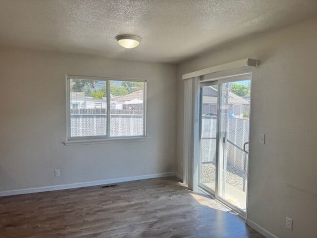 Building Photo - CLEAN SINGLE LEVEL 2 BEDROOM HOME/ WITH DE...