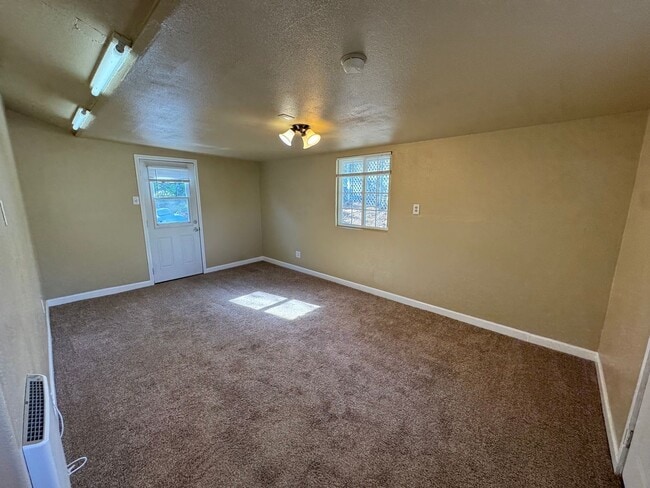 Building Photo - 2 Bedroom 1 Bathroom ADU