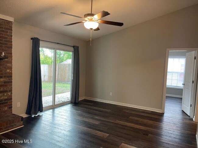 Building Photo - Great two bedroom, two bath duplex in Hunters Creek.