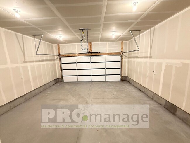 Building Photo - Gorgeous *NEW* Townhouse on the west side