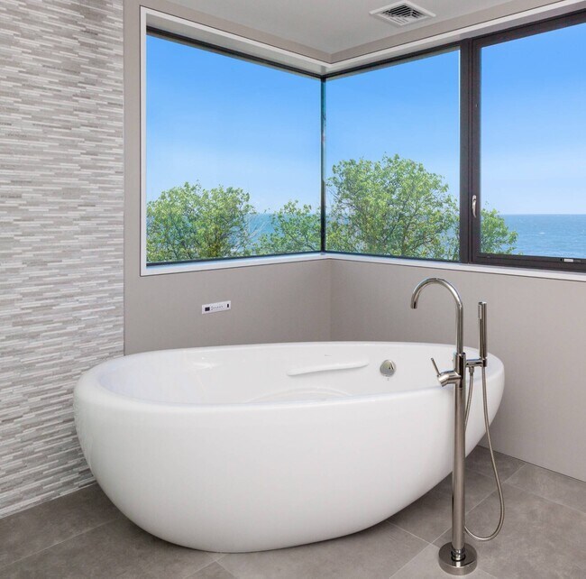 Building Photo - 247 Kings Point Rd