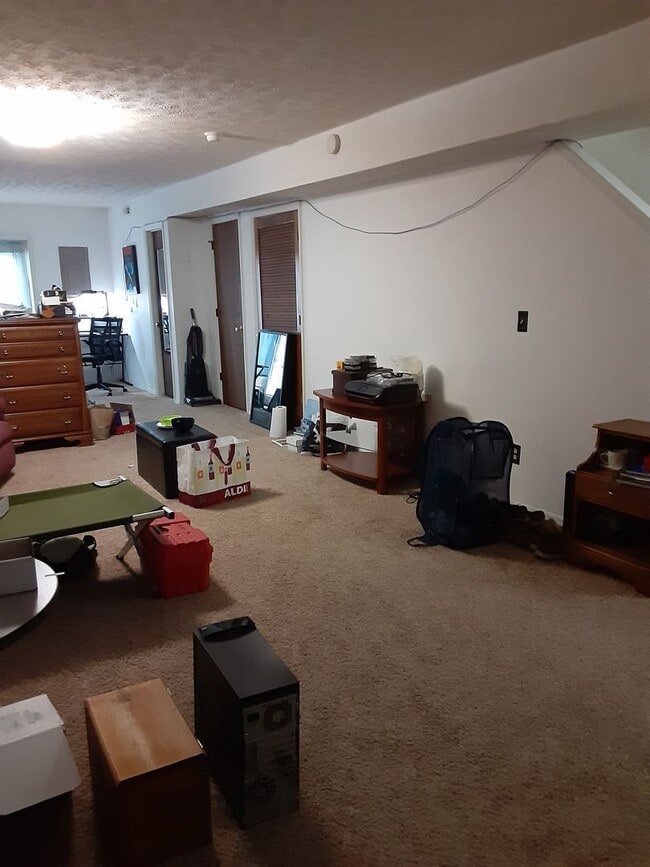 Building Photo - 4 bedrooms!