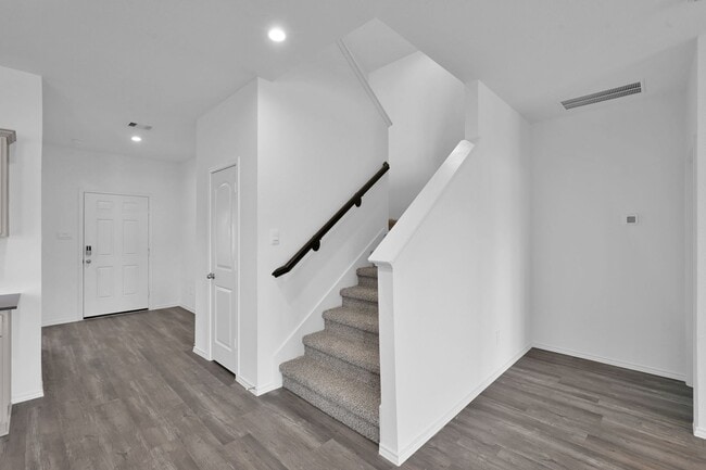 Building Photo - Never lived in 4 bed 3 bath with water views