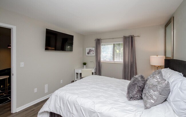 Building Photo - 1002 Windsong Cir