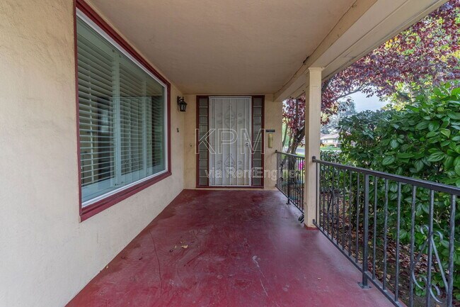 Building Photo - 966 W Mariposa Ave