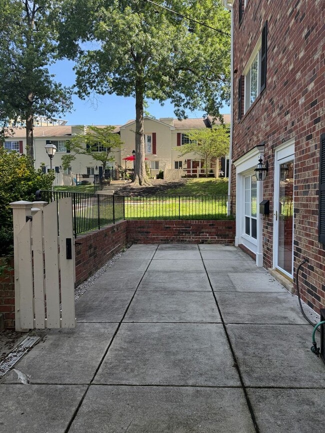 Building Photo - Large, Luxurious 2 Bedroom 2 Bath at Parks...