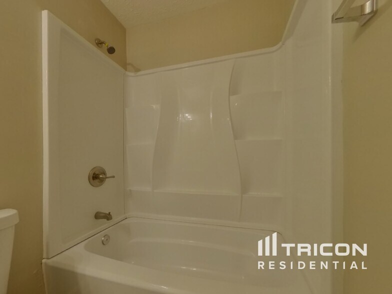 Building Photo - 819 Plumbridge Ct
