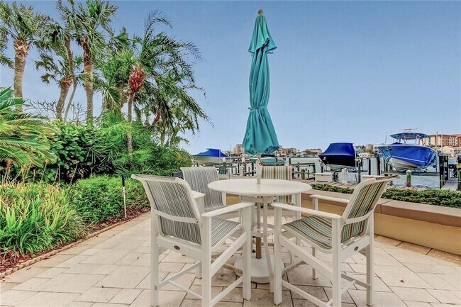 Building Photo - 690 Island Way