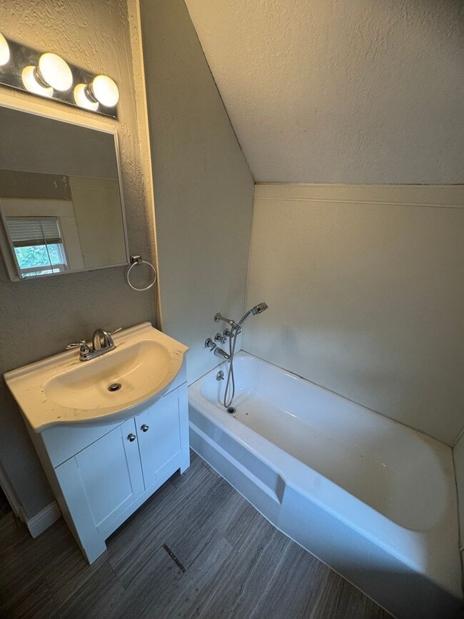 Building Photo - 4 bedroom, 2 bath house in Davenport