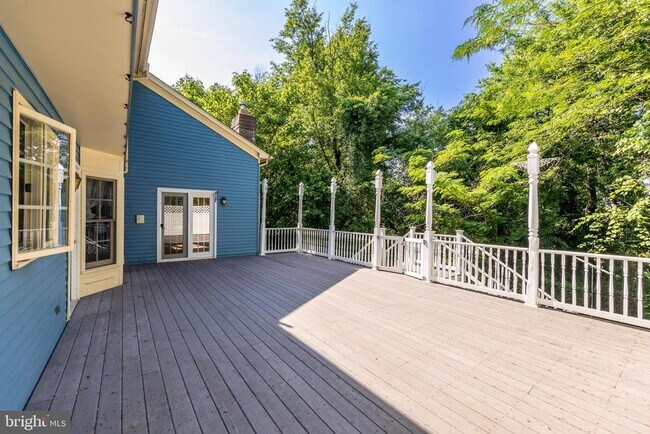 Building Photo - 210 King Johns Ct