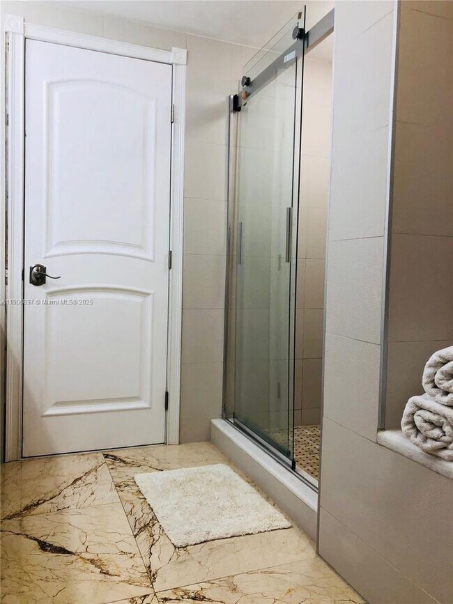 Building Photo - 3610 Yacht Club Dr