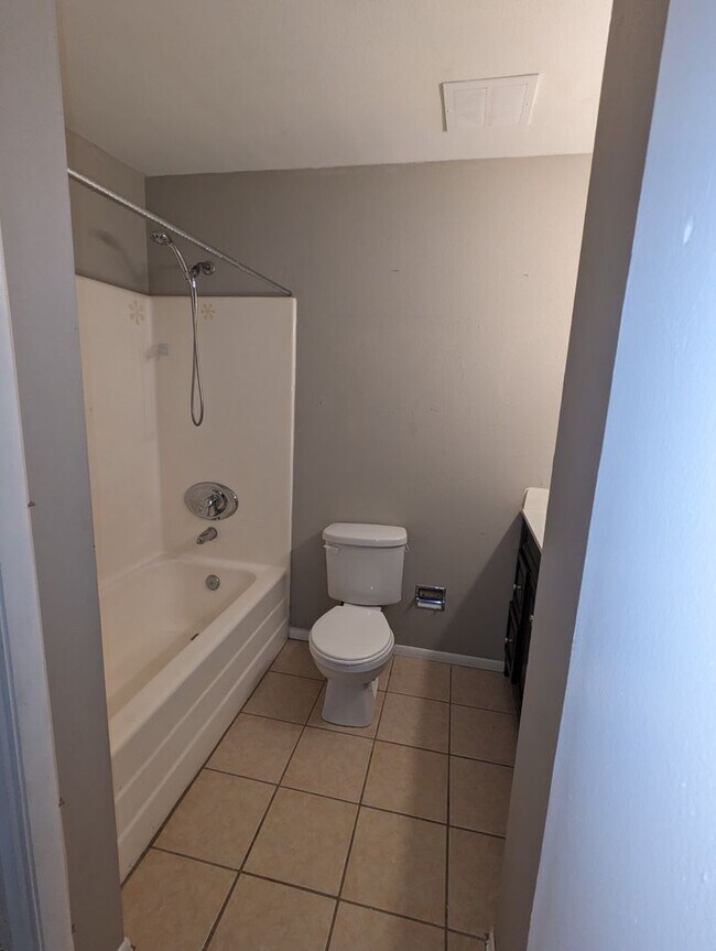 Building Photo - LARGE 4 BEDROOM TOWNHOME