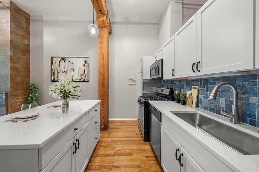 Kitchen View 2 - 1525 S Michigan Ave
