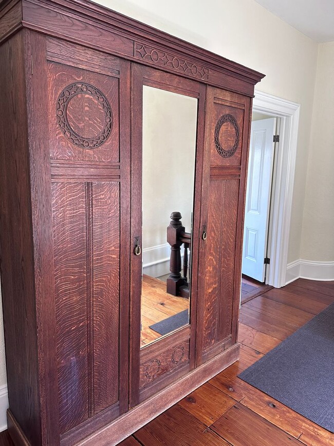 Building Photo - Stunning 1890 Eastlake Victorian | 5 Bedrooms | 2 Bathrooms | Flex Spaces | Steps from Old Town E...