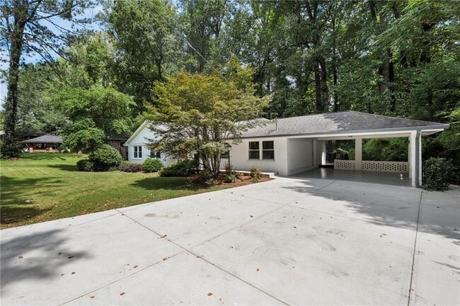 Building Photo - 2233 Clairmont Rd