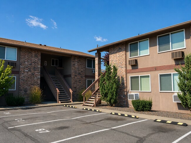Building Photo - The Easy Choice in Yakima- Practical Features & Great Location!