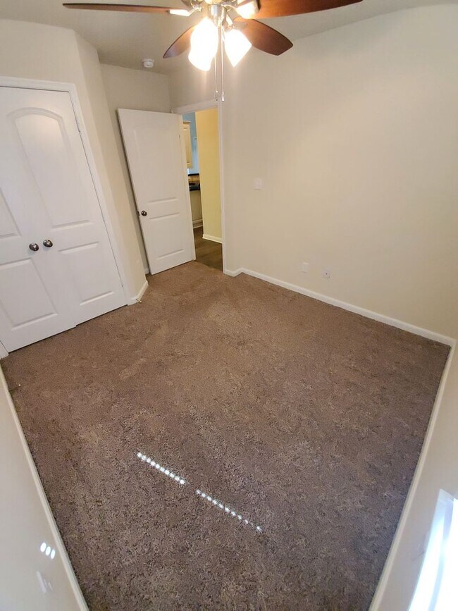 Building Photo - 3/2 Home with Open Floor Plan in Bryan