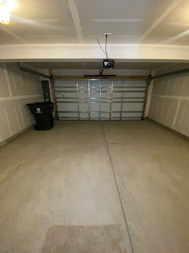 Building Photo - Edge at Azalea