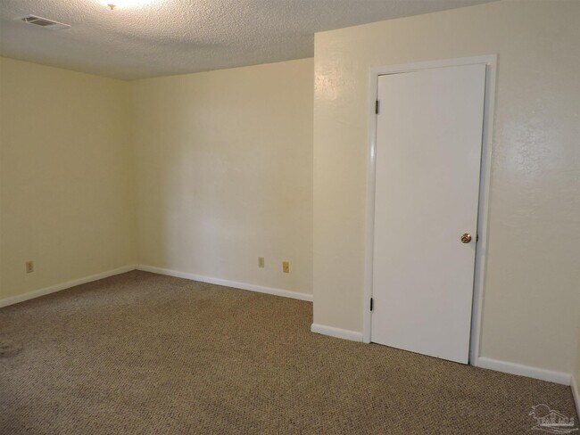 Building Photo - 2108 W Lakeview Ave