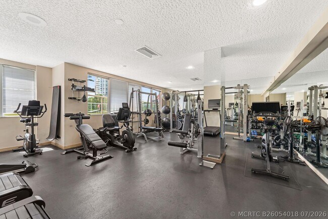 Building Photo - 3000 Holiday Dr