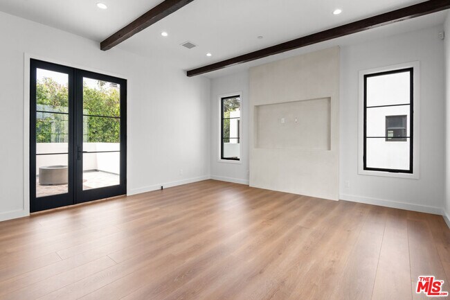 Building Photo - 930 Lincoln Blvd