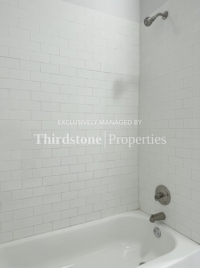 Building Photo - 210 E 9th St