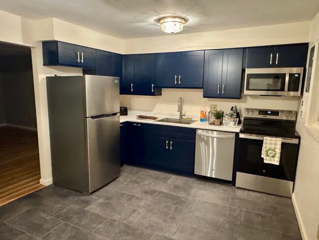 Building Photo - 5 Wildwood Dr