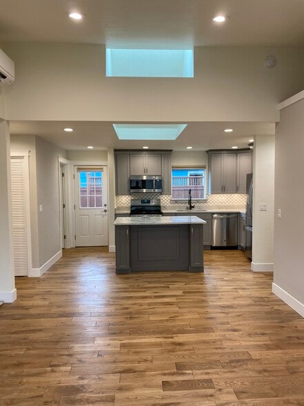 Building Photo - 710 E 22nd Ave