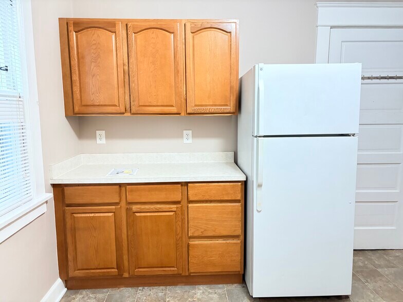 Building Photo - 693 Linwood Ave