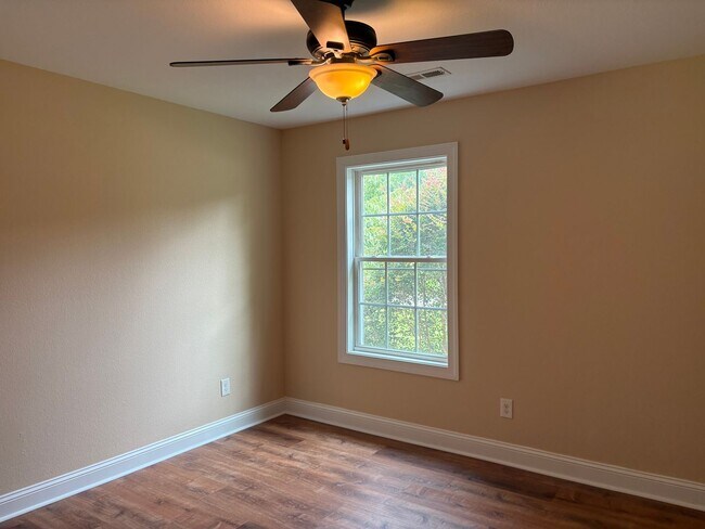 Building Photo - 124 Deerfield Ln