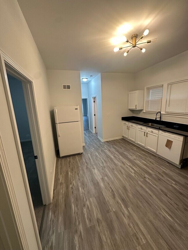 Building Photo - 3625 W Shakespeare Ave