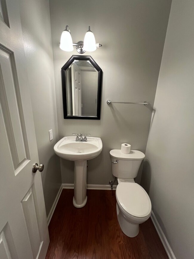 Building Photo - Immaculate 4 bed home in Bloomington